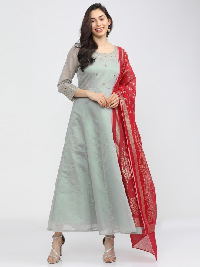 grey dress with red dupatta