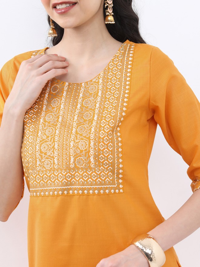 Vishudh Women Yellow Printed Kurta Sets 