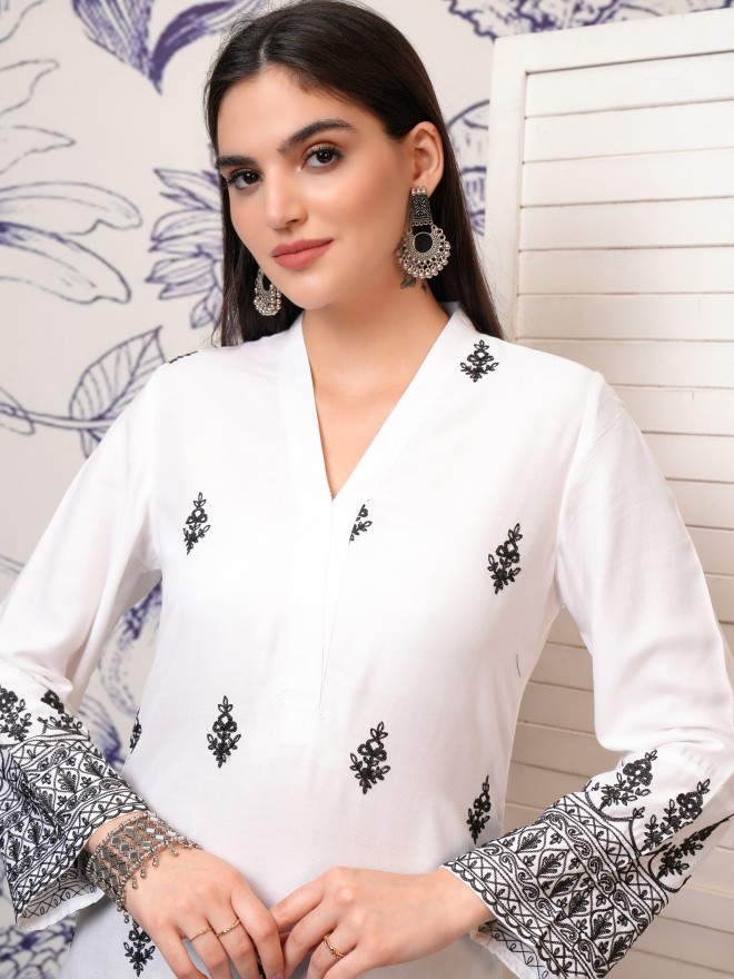 Vishudh Women White Embroidered Straight Kurta