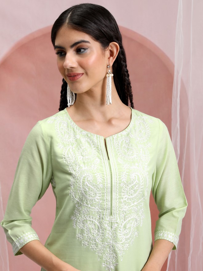 Vishudh Women Green Embroidered Straight Kurtas 