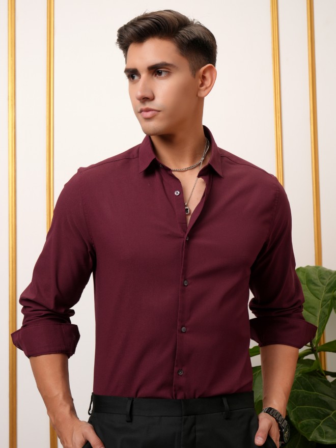 Locomotive Men Maroon Solid Slim Fit Casual Shirts 