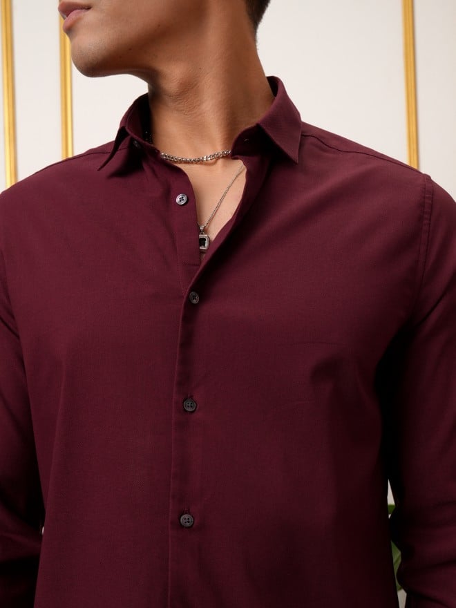 Locomotive Men Maroon Solid Slim Fit Casual Shirts 