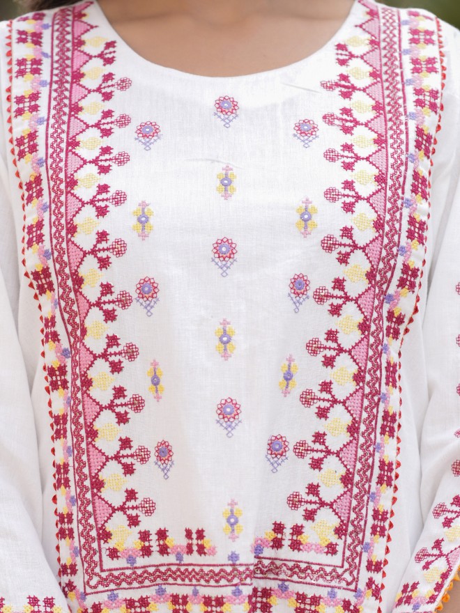 Vishudh Women White Embroidered Kurta Sets 